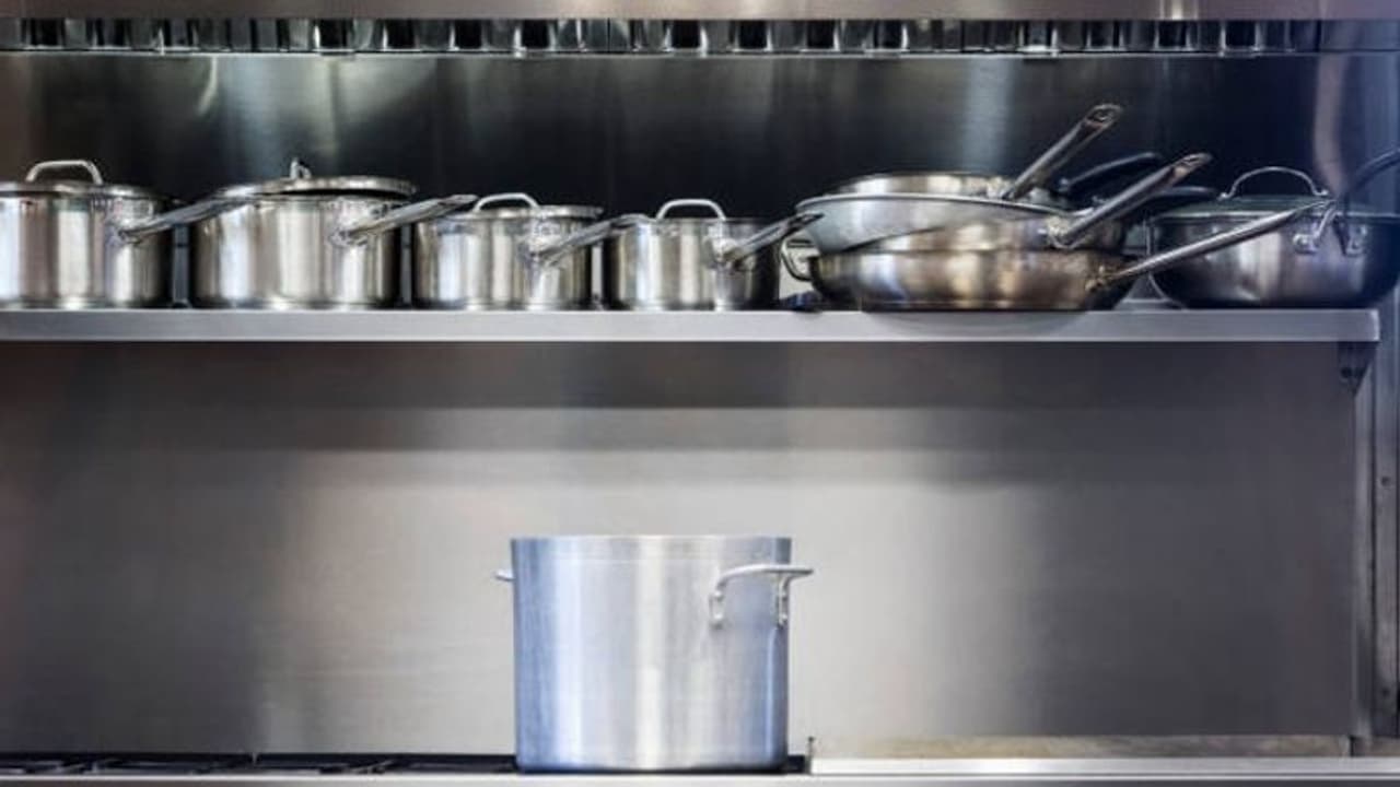 স্টিলের পাত্রে খাবার রান্না করার সময় অবশ্যই মাথায় রাখুন এই কয়েকটা কথা স্টিলের পাত্রে খাবার রান্না করার সময় অবশ্যই মাথায় রাখুন এই কয়েকটা কথা