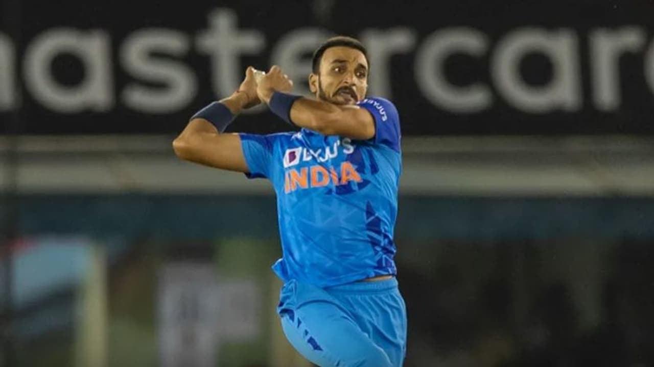 ടി20 ലോകകപ്പ്: ഓസ്ട്രേലിയയിലും 'തല്ലുകൊള്ളി'യായി ഹര്‍ഷല്‍, നിര്‍ത്തിപൊരിച്ച് ആരാധകര്‍