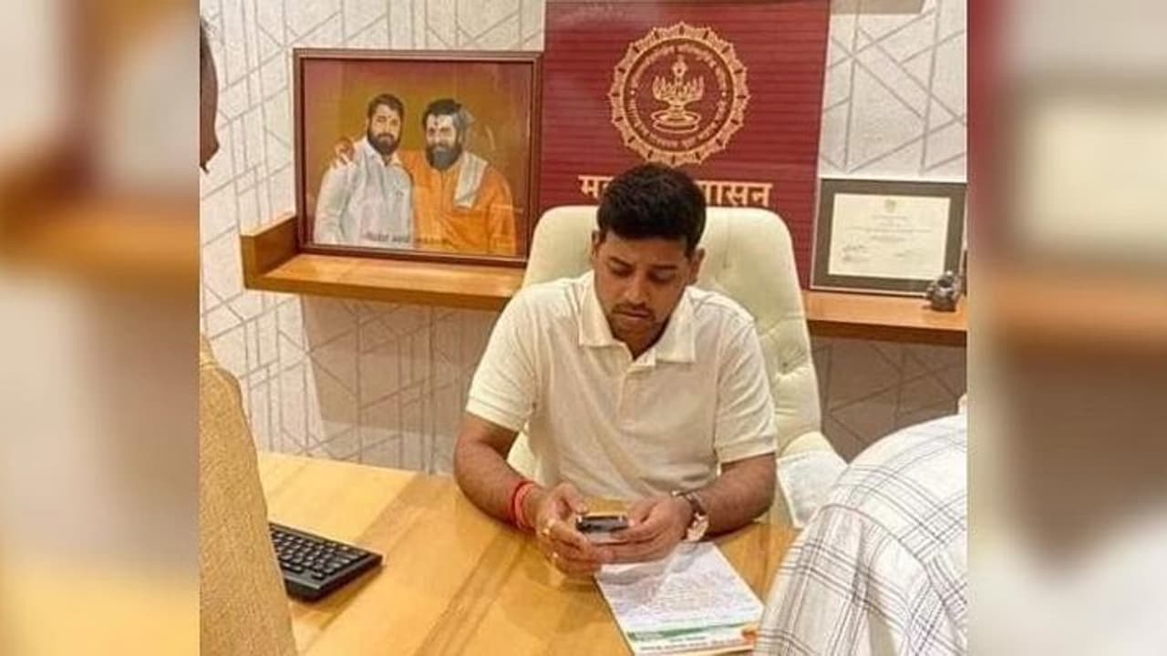 முதல்வர் நாற்காலியில் ஹாயாக CM மகன்.. வெளியானது அதிர்ச்சி புகைப்படம்... கழுவி ஊற்றும் எதிர்க் கட்சிகள் முதல்வர் நாற்காலியில் ஹாயாக CM மகன்.. வெளியானது அதிர்ச்சி புகைப்படம்... கழுவி ஊற்றும் எதிர்க் கட்சிகள்