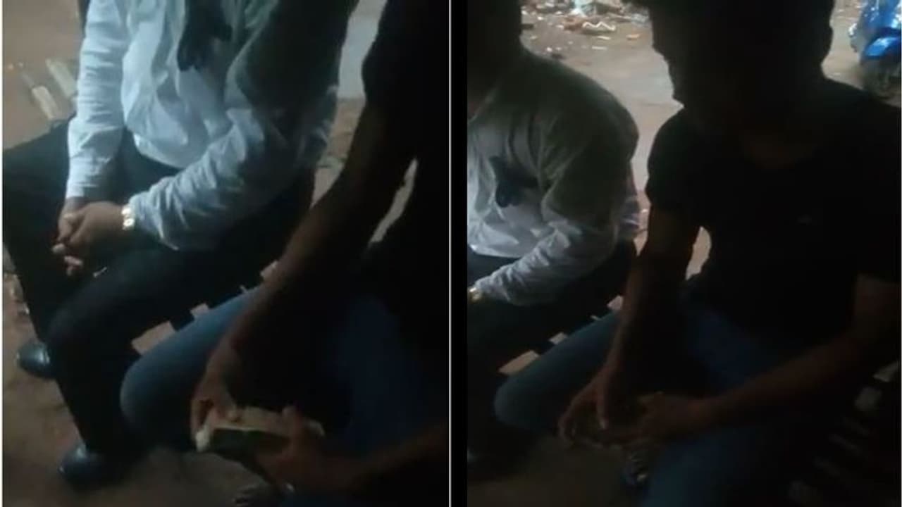 दूसरे को फंसाने के चक्कर में खुद फंस गए साइबर सेल के साहब, घूस लेने का वीडियो वायरल दूसरे को फंसाने के चक्कर में खुद फंस गए साइबर सेल के साहब, घूस लेने का वीडियो वायरल
