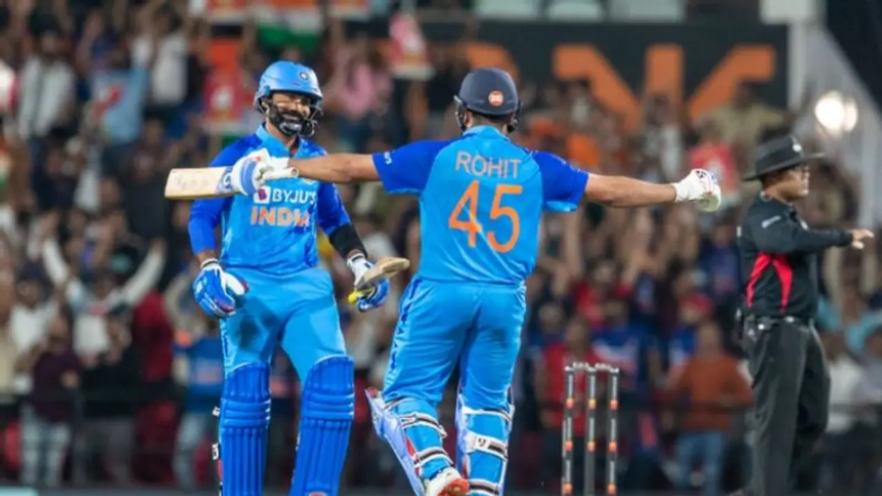 നാഗ്പൂര് ടി20യിലേത് വെറും ജയമല്ല; പാകിസ്ഥാന്റെ റെക്കോര്ഡിനൊപ്പം ഇന്ത്യ, തകര്ക്കാന് സുവര്ണാവസരം നാഗ്പൂര് ടി20യിലേത് വെറും ജയമല്ല; പാകിസ്ഥാന്റെ റെക്കോര്ഡിനൊപ്പം ഇന്ത്യ, തകര്ക്കാന് സുവര്ണാവസരം