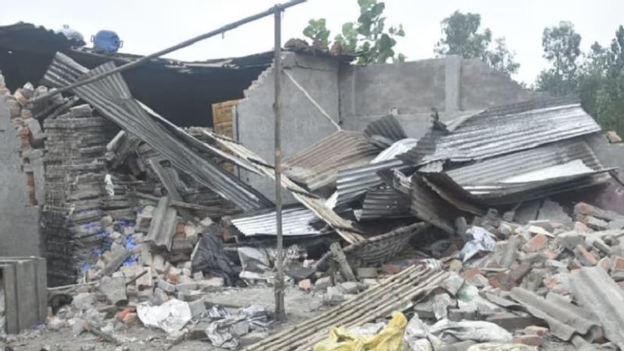 दीवारें जमींदोज और पेड़ पर टंगी मिली टीन, अमरोहा में आतिशबाजी फैक्ट्री में विस्फोट के बाद उड़ गई लोगों की नींद