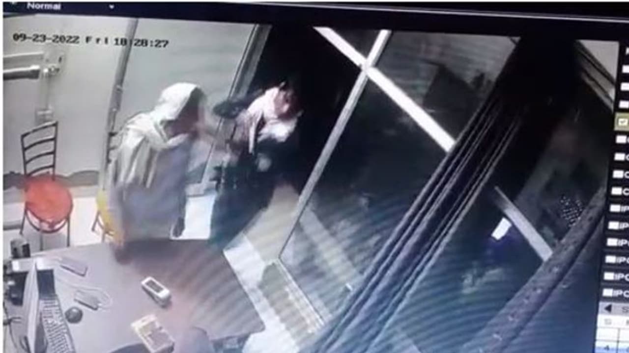 पेट्रोल भरवाने के बाद बदमाशों ने सेल्समैन पर तान दी पिस्तौल, देखें वीडियो पेट्रोल भरवाने के बाद बदमाशों ने सेल्समैन पर तान दी पिस्तौल, देखें वीडियो