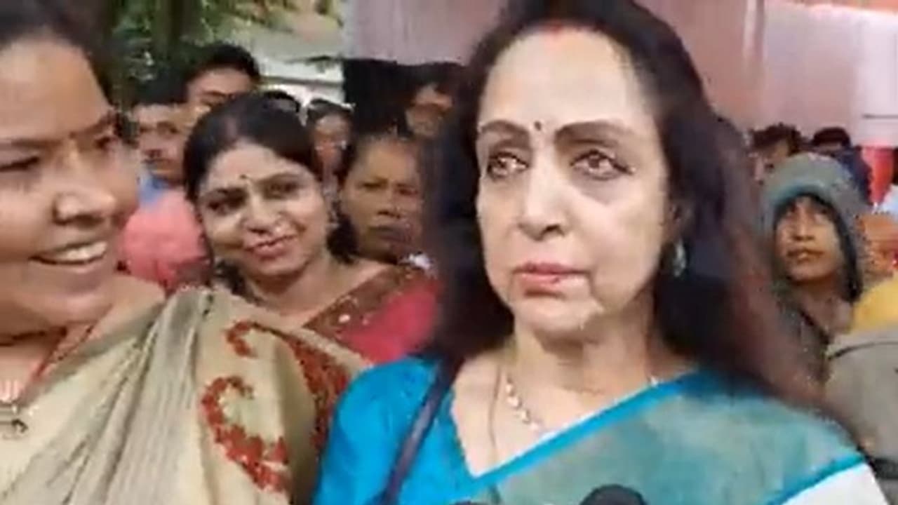 মথুরা থেকে ভোটে দাঁড়াবেন কঙ্গনা? শুনে কী বলেন বিজেপির সাংসদ অভিনেত্রী হেমা মালিনী মথুরা থেকে ভোটে দাঁড়াবেন কঙ্গনা? শুনে কী বলেন বিজেপির সাংসদ অভিনেত্রী হেমা মালিনী