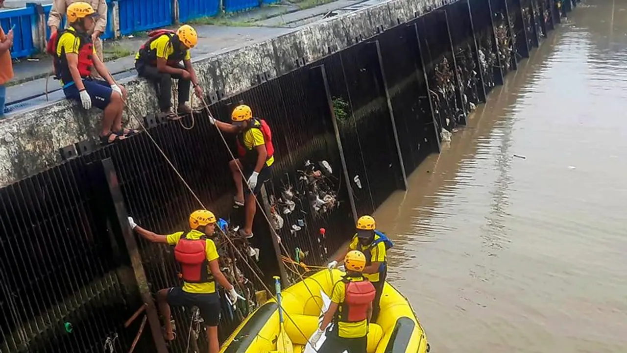 రిసెప్షనిస్టు హత్య కేసు.. నన్ను వ్యభిచారంలోకి దింపాలని చూస్తున్నారు.. మృతురాలి వాట్సాప్ చాట్లో కీలక విషయాలు రిసెప్షనిస్టు హత్య కేసు.. నన్ను వ్యభిచారంలోకి దింపాలని చూస్తున్నారు.. మృతురాలి వాట్సాప్ చాట్లో కీలక విషయాలు