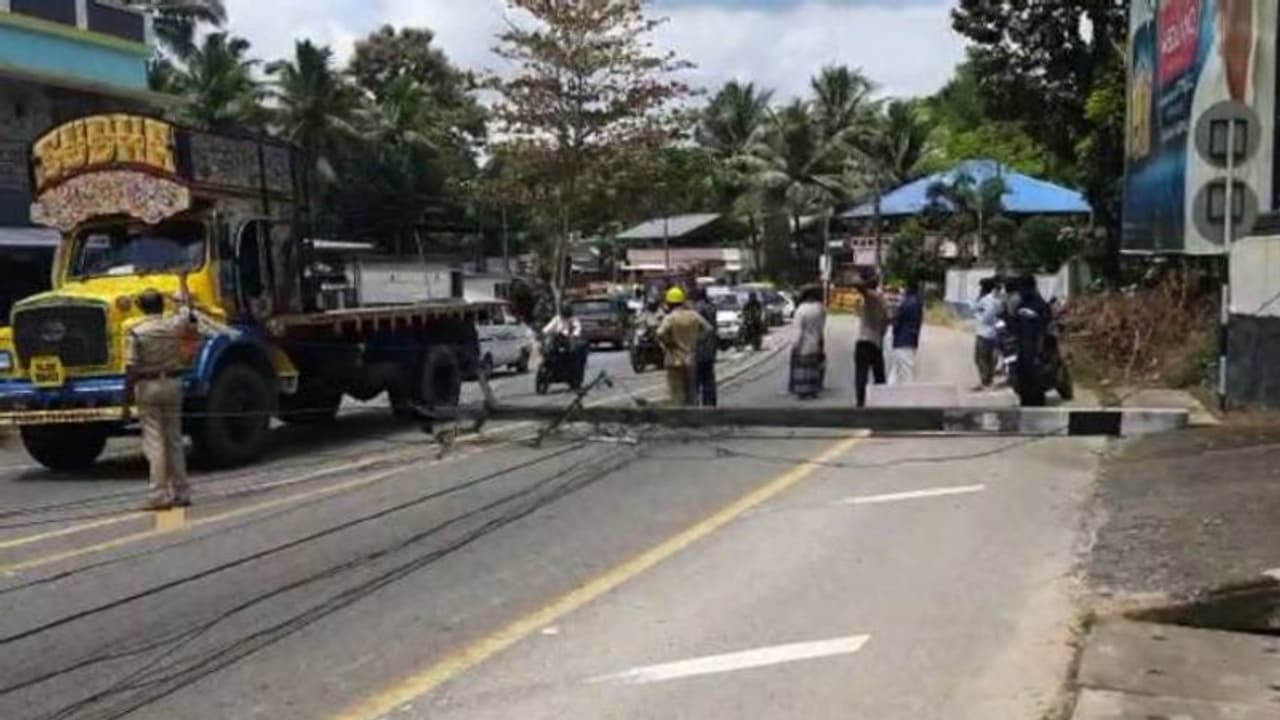 ഓടിക്കൊണ്ടിരുന്ന വാഹനങ്ങൾക്ക് മുകളിൽ ഇലക്ട്രിക് പോസ്റ്റ് ഒടിഞ്ഞുവീണു ഓടിക്കൊണ്ടിരുന്ന വാഹനങ്ങൾക്ക് മുകളിൽ ഇലക്ട്രിക് പോസ്റ്റ് ഒടിഞ്ഞുവീണു