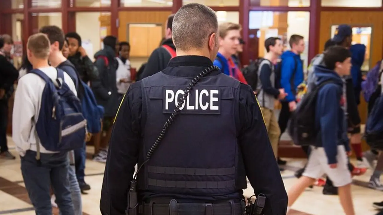 ಅಮೆರಿಕದ ಶಾಲೆಗಳಲ್ಲಿ ಪೊಲೀಸ್‌ ಭದ್ರತೆ, ಇದು ಶಾಲೆಯಲ್ಲ ಜೈಲು ಎಂದ ಮಕ್ಕಳು!