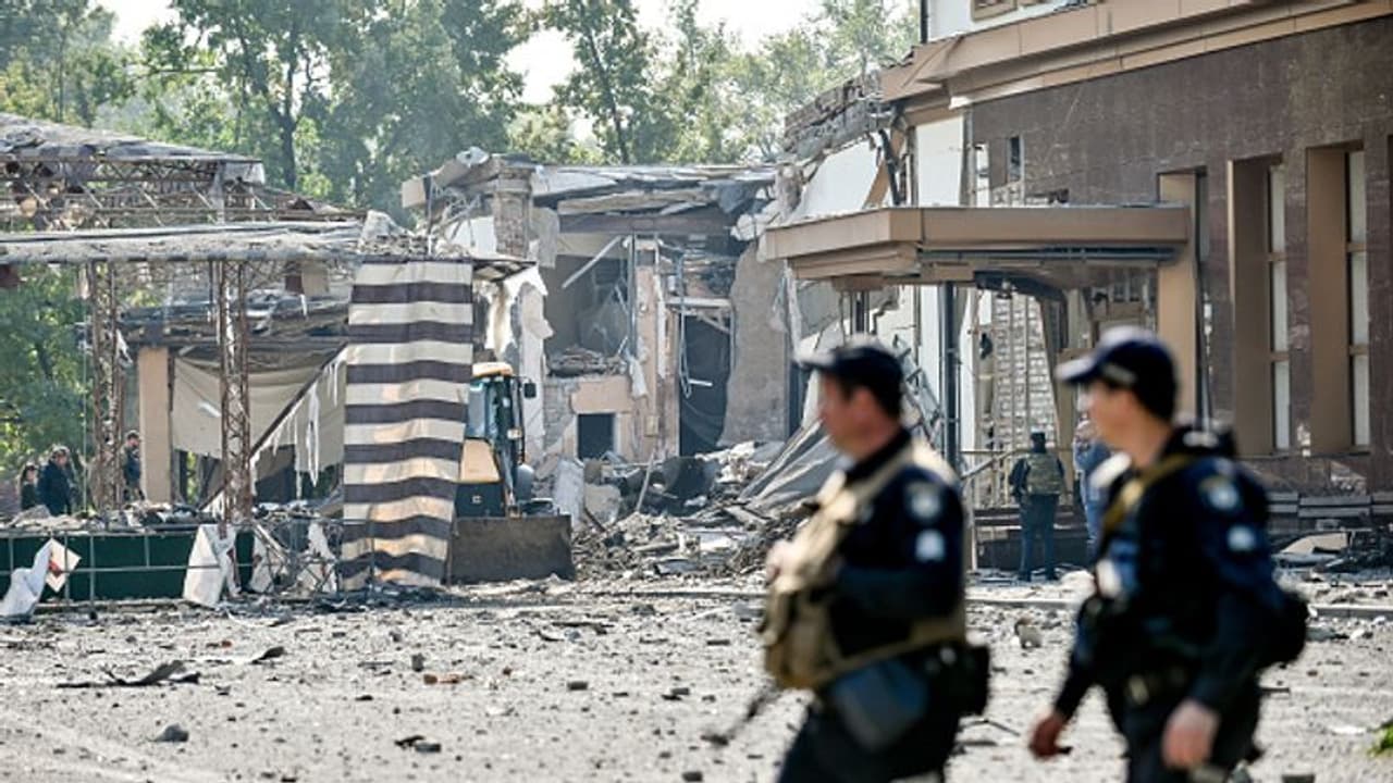 रूस की कैद से छूटे यूक्रेनी सैनिक ने बयां की क्रूरता की दास्तां: राष्ट्रगान बजाकर करते पिटाई, चाकूओें से पीठ.. रूस की कैद से छूटे यूक्रेनी सैनिक ने बयां की क्रूरता की दास्तां: राष्ट्रगान बजाकर करते पिटाई, चाकूओें से पीठ..