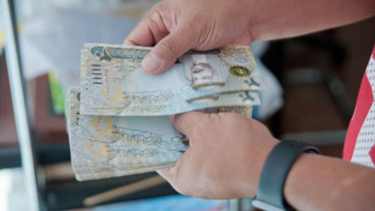 കള്ളക്കടത്ത് നടത്തിയത് രണ്ട് ലക്ഷം രൂപയ്ക്കും ജോലിയ്ക്കും വേണ്ടിയെന്ന് പ്രവാസിയുടെ മൊഴി കള്ളക്കടത്ത് നടത്തിയത് രണ്ട് ലക്ഷം രൂപയ്ക്കും ജോലിയ്ക്കും വേണ്ടിയെന്ന് പ്രവാസിയുടെ മൊഴി