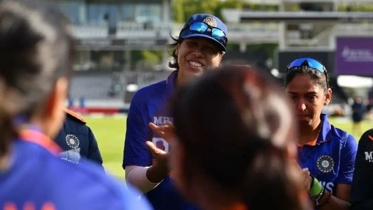 జులన్ గోస్వామికి అరుదైన గౌరవం ఇచ్చిన హర్మన్ప్రీత్ కౌర్... కన్నీళ్లు పెట్టుకున్న టీమిండియా కెప్టెన్... జులన్ గోస్వామికి అరుదైన గౌరవం ఇచ్చిన హర్మన్ప్రీత్ కౌర్... కన్నీళ్లు పెట్టుకున్న టీమిండియా కెప్టెన్...