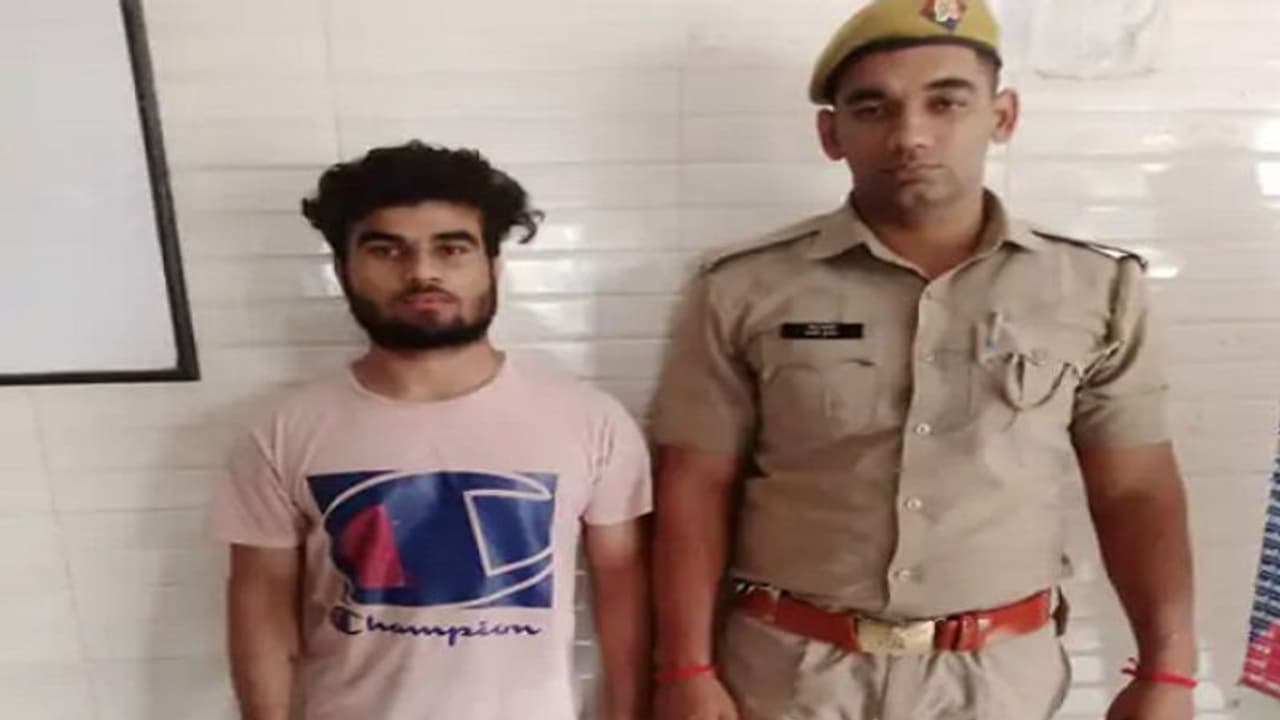 बिजनौर: लाइक और कमेंट्स के लिए महिलाओं और छात्राओं के साथ युवक करता था ऐसा काम, पुलिस ने मामले पर लिया एक्शन बिजनौर: लाइक और कमेंट्स के लिए महिलाओं और छात्राओं के साथ युवक करता था ऐसा काम, पुलिस ने मामले पर लिया एक्शन