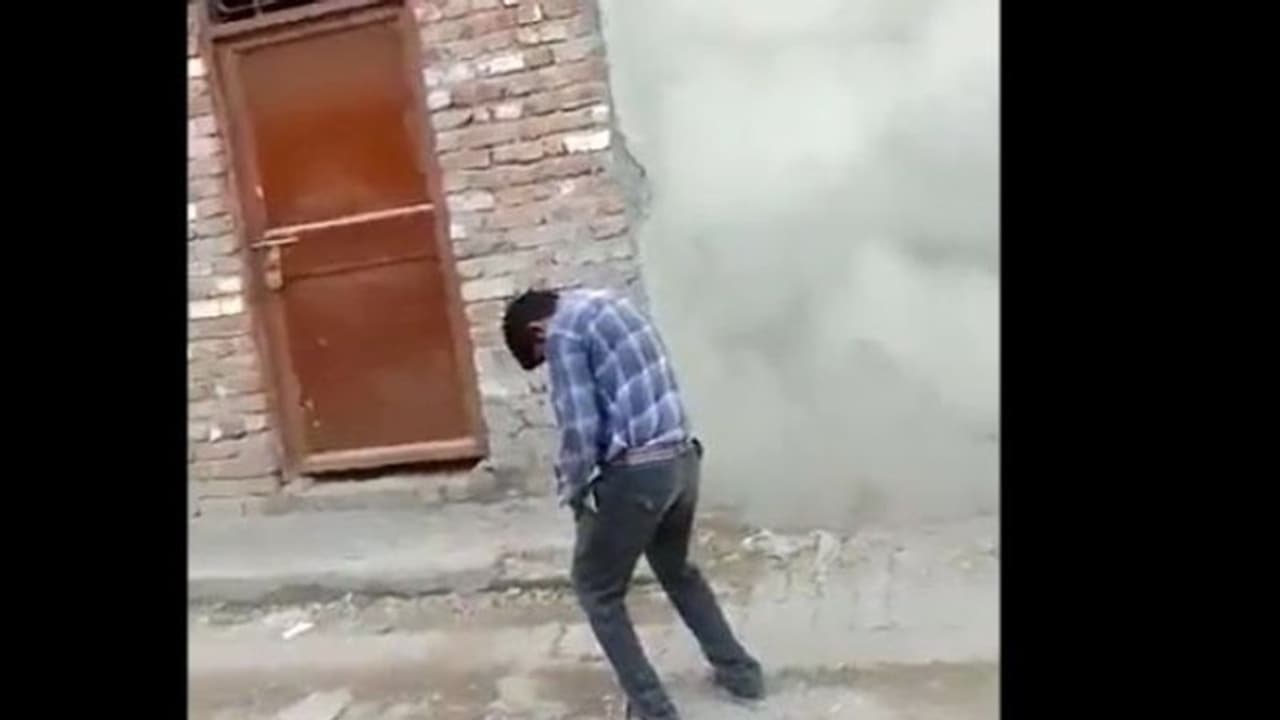 झूमता पंजाब: नशे का इंजेक्शन लेने के बाद बीच सड़क पर युवक की हालत खराब, वीडियो में देखिए उसकी हरकतें झूमता पंजाब: नशे का इंजेक्शन लेने के बाद बीच सड़क पर युवक की हालत खराब, वीडियो में देखिए उसकी हरकतें