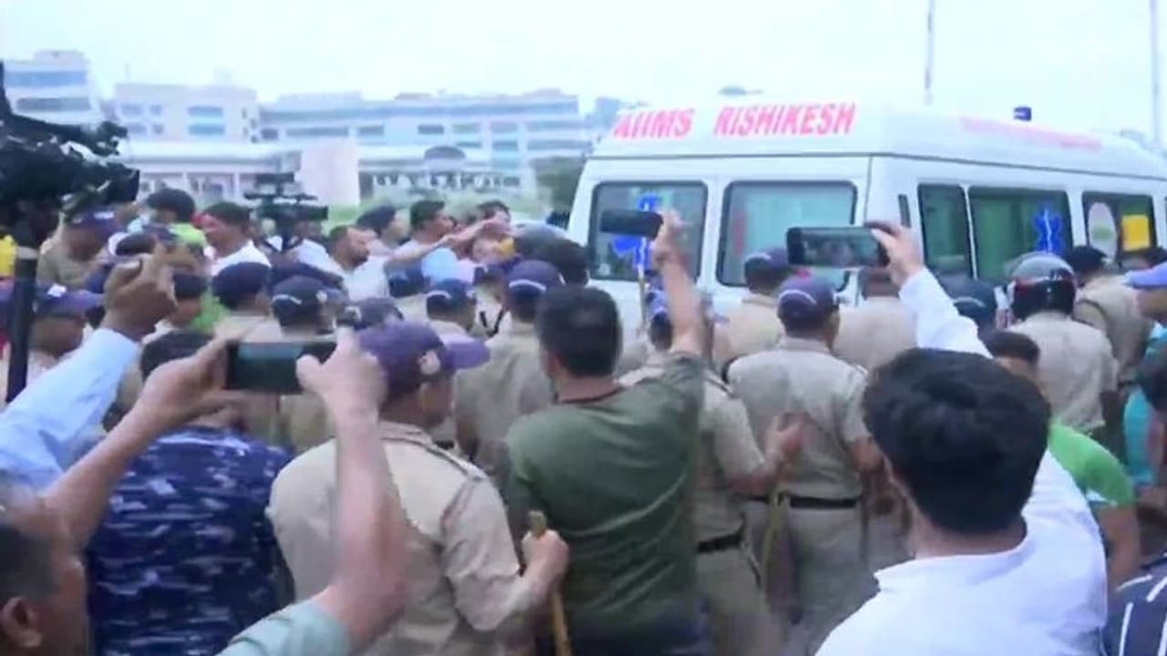 अंकिता भंडारी हत्याकांड: पोस्टमार्टम के बाद परिजन ले गए शव, भीड़ ने रिसॉर्ट में लगाई आग, BJP ने की कार्रवाई अंकिता भंडारी हत्याकांड: पोस्टमार्टम के बाद परिजन ले गए शव, भीड़ ने रिसॉर्ट में लगाई आग, BJP ने की कार्रवाई