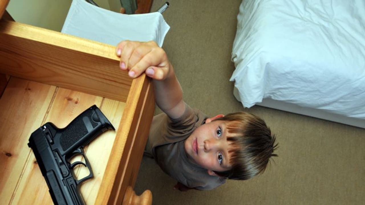 തോക്കെടുത്ത് കളിക്കുമ്പോള് വെടിപൊട്ടി, മൂന്നു വയസ്സുകാരന്റെ വെടിയേറ്റ് അമ്മ മരിച്ചു തോക്കെടുത്ത് കളിക്കുമ്പോള് വെടിപൊട്ടി, മൂന്നു വയസ്സുകാരന്റെ വെടിയേറ്റ് അമ്മ മരിച്ചു