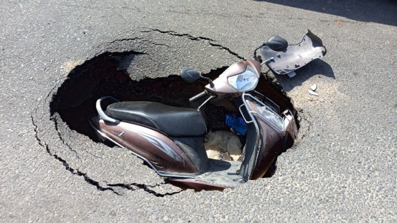 राजस्थान सीएम के शहर में खुली भ्रष्टाचार की पोल: सड़क में 5 फीट गहरे गड्ढे में समा गया भोपाल, पढ़िए पूरा मामला राजस्थान सीएम के शहर में खुली भ्रष्टाचार की पोल: सड़क में 5 फीट गहरे गड्ढे में समा गया भोपाल, पढ़िए पूरा मामला