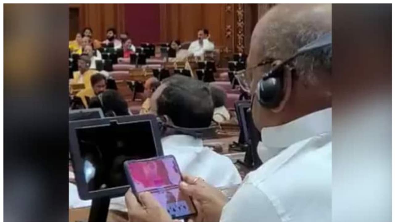 യുപി നിയമസഭയിൽ ചീട്ടുകളിച്ചും ലഹരി ഉപയോഗിച്ചും ബിജെപി എംഎൽഎമാർ? ആരോപണം, വീഡിയോ പുറത്തുവിട്ട് പ്രതിപക്ഷം യുപി നിയമസഭയിൽ ചീട്ടുകളിച്ചും ലഹരി ഉപയോഗിച്ചും ബിജെപി എംഎൽഎമാർ? ആരോപണം, വീഡിയോ പുറത്തുവിട്ട് പ്രതിപക്ഷം