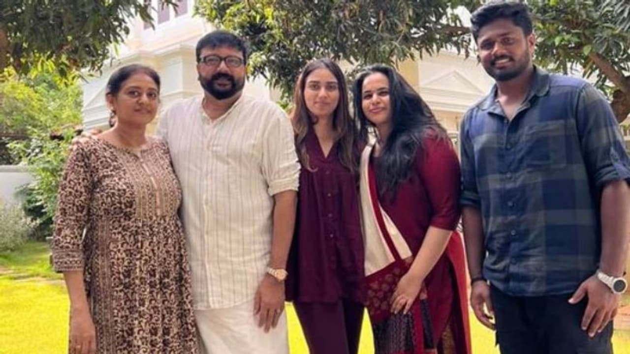 'ഈ നിമിഷം ഞങ്ങളുടെ സ്വകാര്യ അഹങ്കാരം'; സഞ്ജു വീട്ടിലെത്തിയ സന്തോഷത്തിൽ ജയറാം