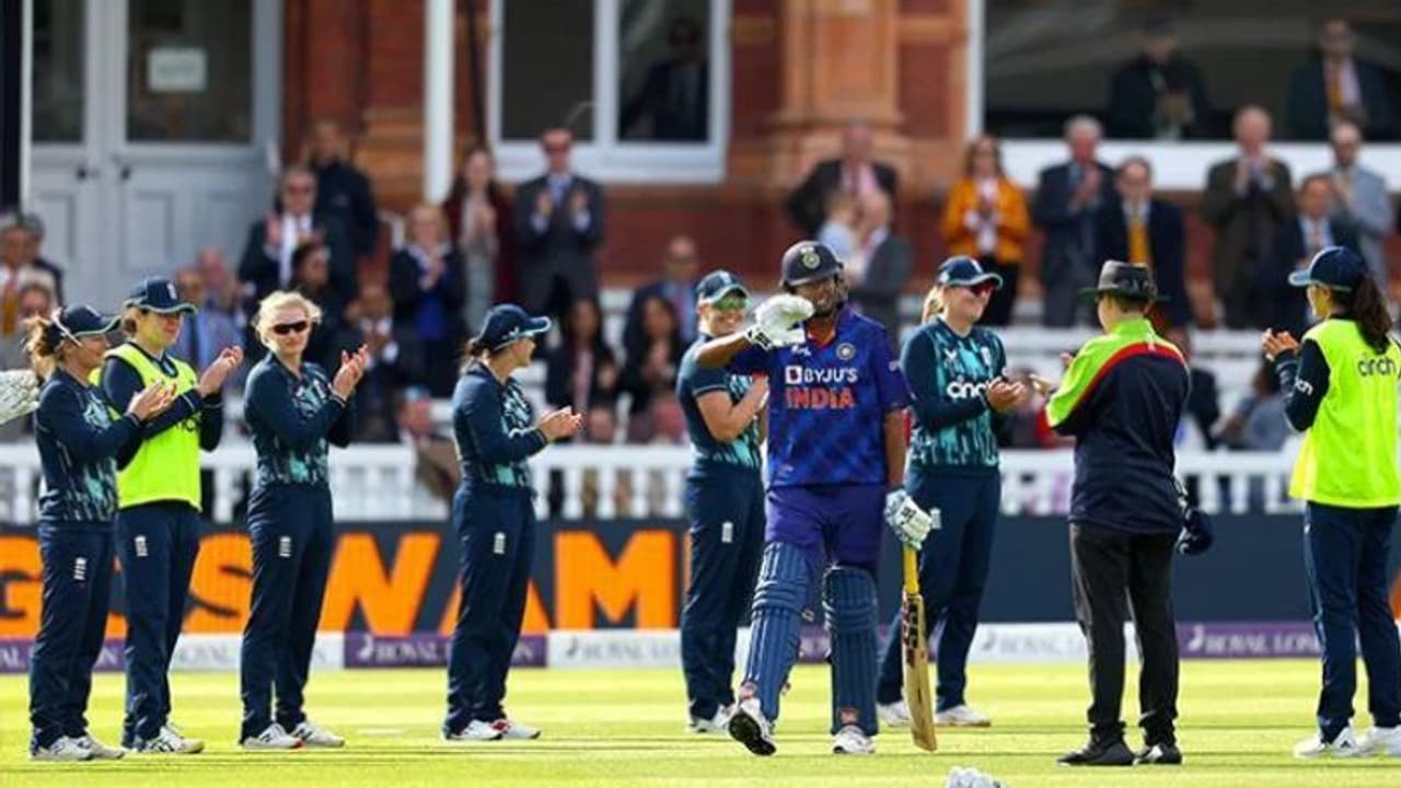 ഇനിയൊരു വരവില്ല! ജുലന്‍ ഗോസ്വാമിക്ക് ഗാര്‍ഡ് ഓഫ് ഓണര്‍ നല്‍കി ഇംഗ്ലണ്ട് വനിതാ ടീം വീഡിയോ കാണാം