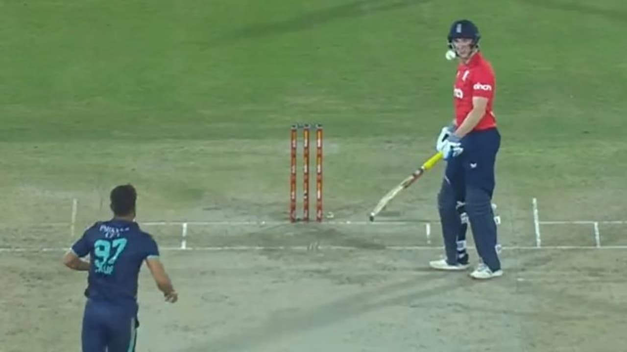 ஹாரிஸ் ராஃபின் அதிவேக பவுன்ஸரில் ப்ரூக்ஸின் ஹெல்மெட் க்ரில்லுக்குள் புகுந்த பந்து..! வைரல் வீடியோ ஹாரிஸ் ராஃபின் அதிவேக பவுன்ஸரில் ப்ரூக்ஸின் ஹெல்மெட் க்ரில்லுக்குள் புகுந்த பந்து..! வைரல் வீடியோ