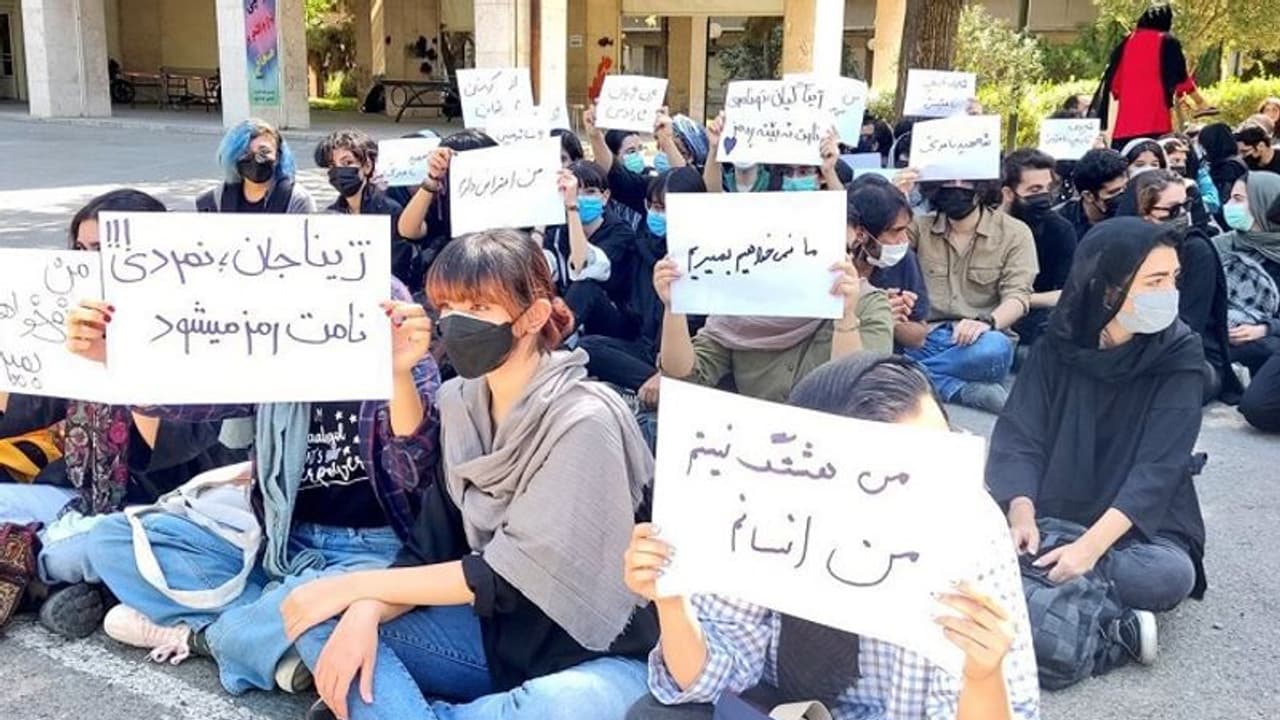 চাপের মুখে পিছু হটতে নারাজ রাইসি সরকার, ইরানে গ্রেফতার প্রায় ৭০০ বিক্ষোভকারী, আরও বাড়ল নিহতের সংখ্যা