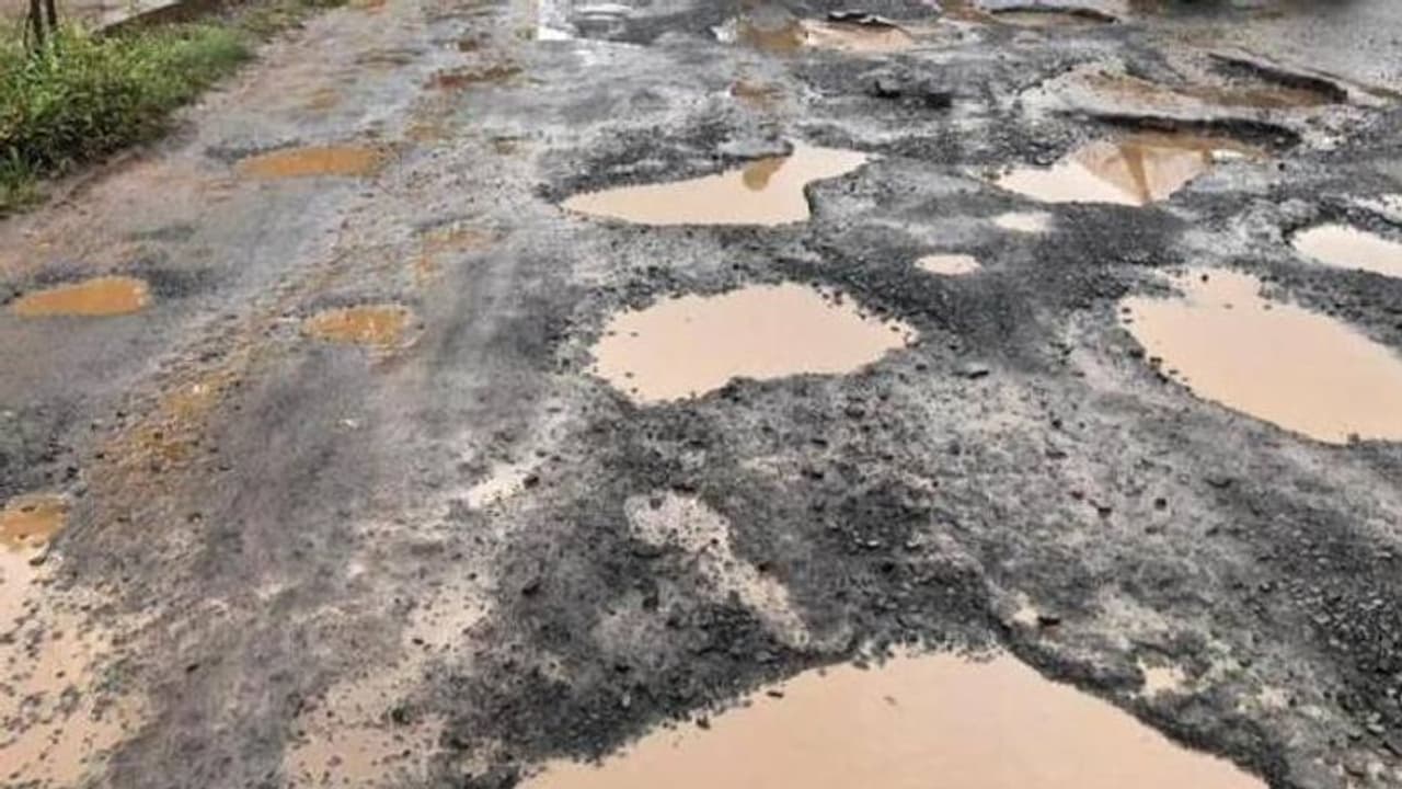 റോഡ് നന്നാക്കണം, ഉദ്യോ​ഗസ്ഥരെ തോക്കിൻമുനയിൽ നിർത്തി ​ഗ്രാമവാസികൾ, 30 പേർക്കെതിരെ കേസ്