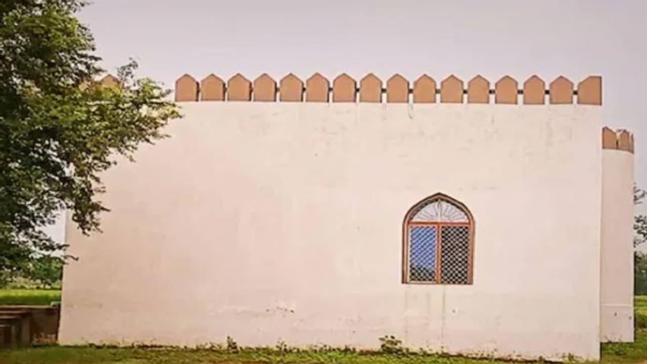 अलीगढ़: प्रशासन की अनुमति के बिना बनाई मस्जिद और फिर बेचकर हुए फरार, ऐसे हुआ मामले का खुलासा