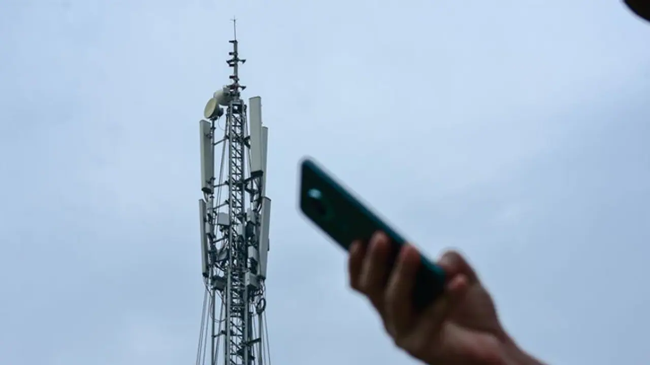 ফাইভ জি ইন্টারনেট পরিষেবায় প্রভূত উন্নতি লাভ করবে ভারত, অক্টোবরেই আসতে চলেছে নরেন্দ্র মোদীর হাত ধরে ফাইভ জি ইন্টারনেট পরিষেবায় প্রভূত উন্নতি লাভ করবে ভারত, অক্টোবরেই আসতে চলেছে নরেন্দ্র মোদীর হাত ধরে