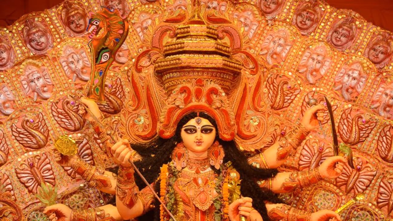 কেবলমাত্র কল্লোলিনী কলকাতা নয়, দিলওয়ালো কা দিল্লিতেও দুর্গাপুজো ছাড়িয়েছে একশো বছর, রইল সেরা মণ্ডপগুলির হদিশ কেবলমাত্র কল্লোলিনী কলকাতা নয়, দিলওয়ালো কা দিল্লিতেও দুর্গাপুজো ছাড়িয়েছে একশো বছর, রইল সেরা মণ্ডপগুলির হদিশ