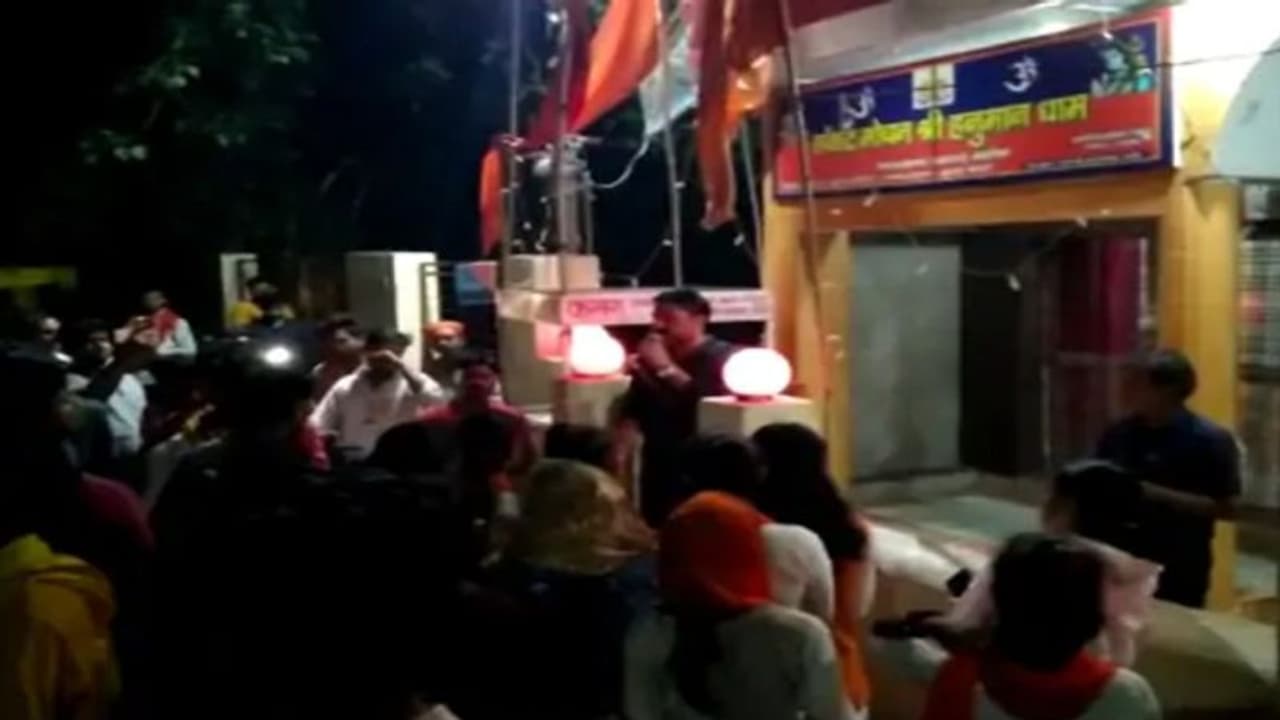 महोबा: प्रशासन की बुद्धि शुद्धि के लिए हिंदू संगठन ने किया हनुमान चालीसा का पाठ, जानिए क्या है पूरा मामला महोबा: प्रशासन की बुद्धि शुद्धि के लिए हिंदू संगठन ने किया हनुमान चालीसा का पाठ, जानिए क्या है पूरा मामला