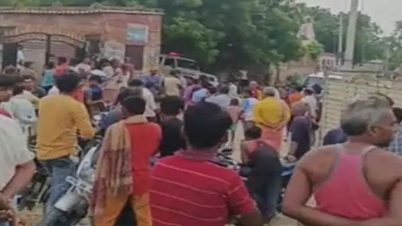 नवविवाहिता की धारदार हथियार से गला रेतकर की हत्या, घर के अंदर खून से लथपथ मिला शव, 1 साल पहले हुई थी शादी नवविवाहिता की धारदार हथियार से गला रेतकर की हत्या, घर के अंदर खून से लथपथ मिला शव, 1 साल पहले हुई थी शादी