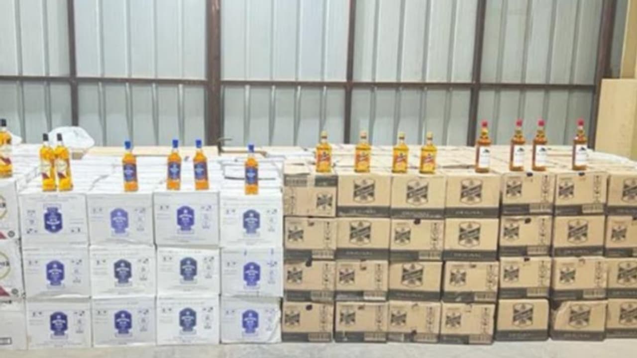 പ്രവാസികളുടെ താമസ സ്ഥലത്ത് റെയ്ഡ്; വന് മദ്യശേഖരം പിടികൂടി പ്രവാസികളുടെ താമസ സ്ഥലത്ത് റെയ്ഡ്; വന് മദ്യശേഖരം പിടികൂടി