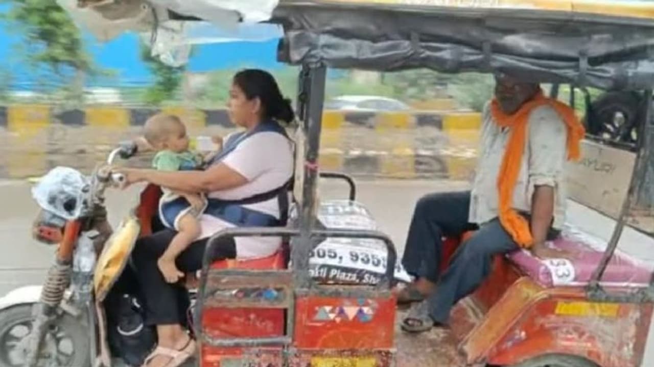 ಹೊಟ್ಟೆಪಾಡು: ಸೊಂಟಕ್ಕೆ ಮಗು ಕಟ್ಟಿಕೊಂಡು ರಿಕ್ಷಾ ಚಾಲನೆ ಮಾಡುತ್ತಿರುವ ತಾಯಿ 