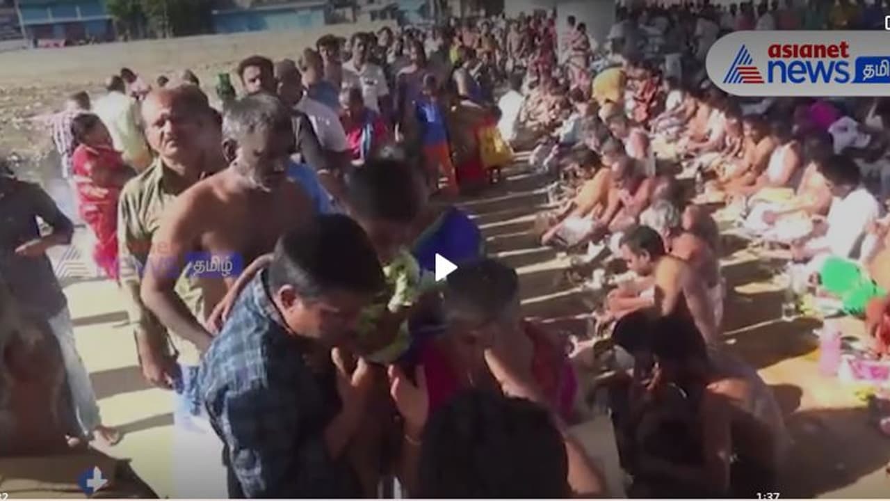 மஹாளய அமாவாசை.. வைகையாற்றில் முன்னோர்களுக்கு தர்பணம் கொடுத்து வழிபட்ட மக்கள்.. மஹாளய அமாவாசை.. வைகையாற்றில் முன்னோர்களுக்கு தர்பணம் கொடுத்து வழிபட்ட மக்கள்..