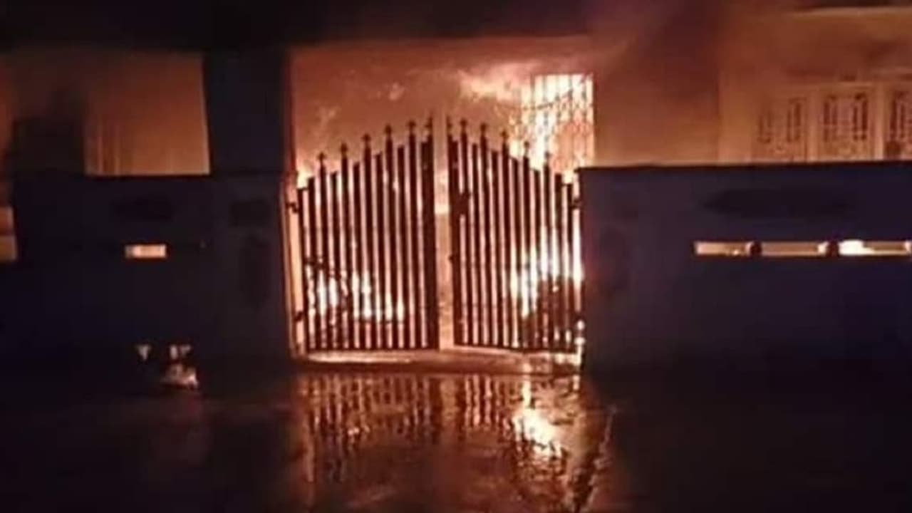 तमिलनाडु के तिरुपति में क्लिनिक में आग लगने से डॉक्टर और उसके 2 बच्चों की मौत तमिलनाडु के तिरुपति में क्लिनिक में आग लगने से डॉक्टर और उसके 2 बच्चों की मौत