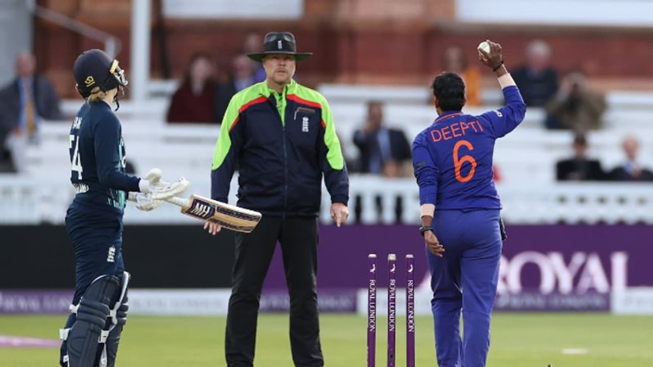 മങ്കാദിങ്: ദീപ്തി ശര്മ്മ ഹീറോ, കട്ട സപ്പോര്ട്ടുമായി താരങ്ങള്; വിമര്ശകരുടെ വായടപ്പിച്ച് ഹര്മന്പ്രീത് മങ്കാദിങ്: ദീപ്തി ശര്മ്മ ഹീറോ, കട്ട സപ്പോര്ട്ടുമായി താരങ്ങള്; വിമര്ശകരുടെ വായടപ്പിച്ച് ഹര്മന്പ്രീത്