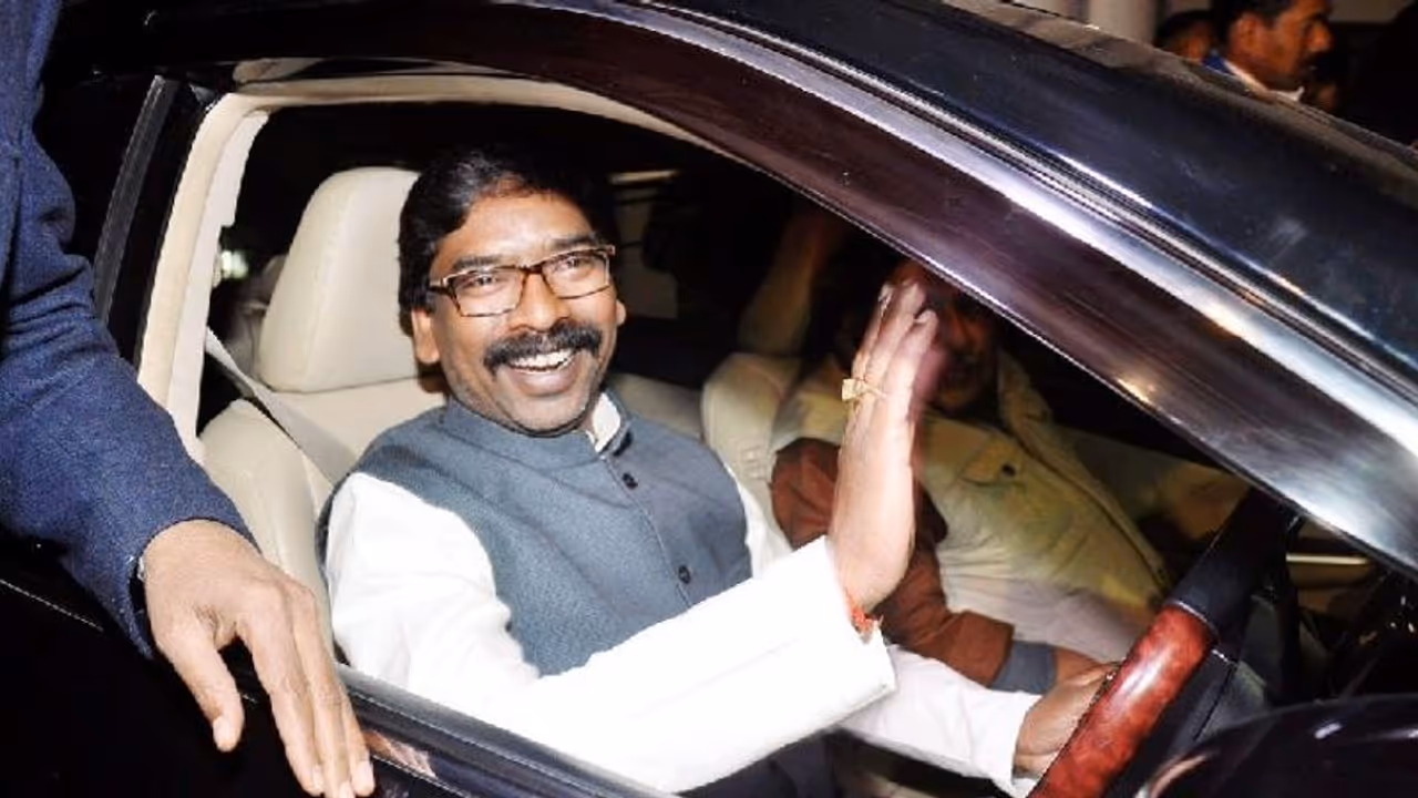 CM हेमंत सोरेन का दिल 1.25 करोड़ की कार पर आया, अब BMW छोड़ इस लग्जरी गाड़ी में करेंगे सवारी CM हेमंत सोरेन का दिल 1.25 करोड़ की कार पर आया, अब BMW छोड़ इस लग्जरी गाड़ी में करेंगे सवारी