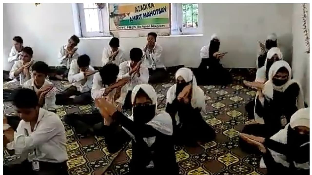 മതവികാരം വ്രണപ്പെടുന്നു, 'കശ്മീര്‍ സ്കൂളുകളിലെ ഭജനയും സൂര്യ നമസ്കാരവും നിരോധിക്കണം': ഇസ്ലാമിക സംഘടന കൂട്ടായ്മ