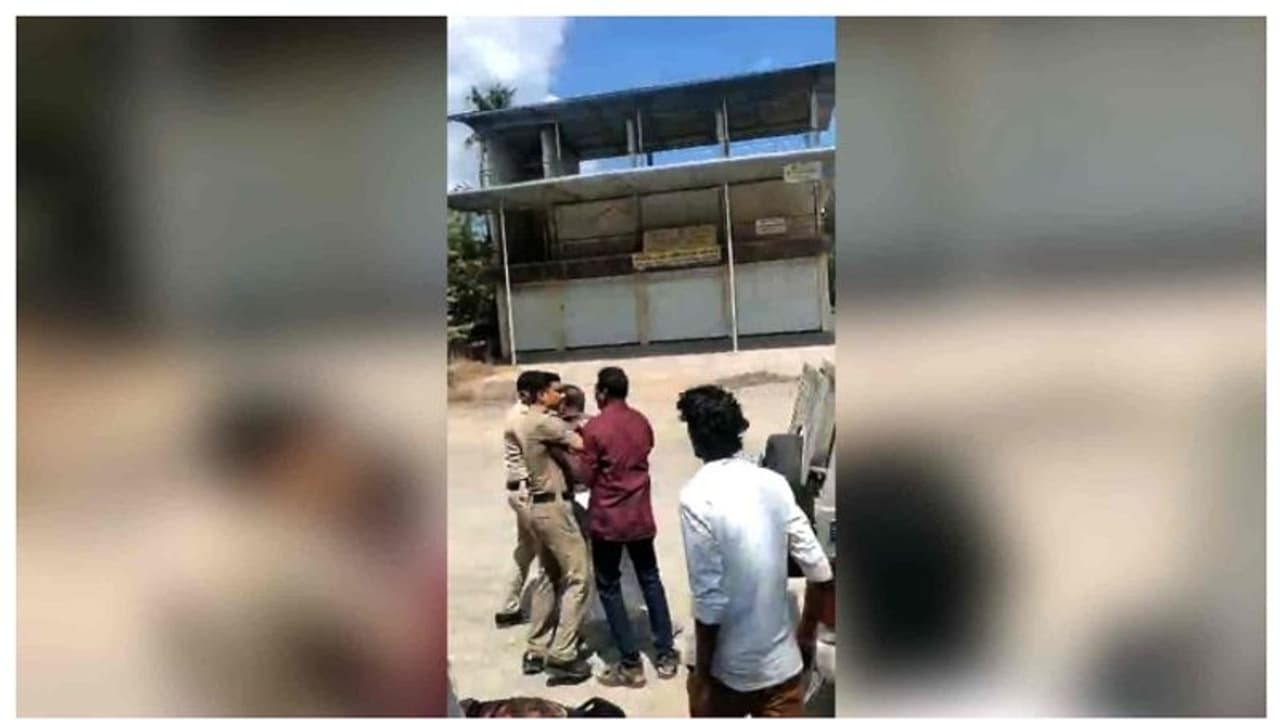 കാര് യാത്രക്കാരെ ആക്രമിച്ചു, പ്രശ്നം തീര്ക്കാനെത്തിയ പൊലീസുകാര്ക്കും മര്ദ്ദനം, സിപിഎം നേതാവ് അറസ്റ്റില് കാര് യാത്രക്കാരെ ആക്രമിച്ചു, പ്രശ്നം തീര്ക്കാനെത്തിയ പൊലീസുകാര്ക്കും മര്ദ്ദനം, സിപിഎം നേതാവ് അറസ്റ്റില്