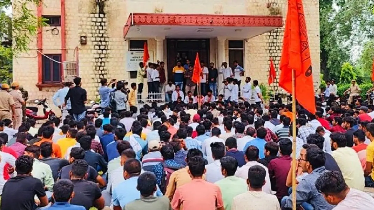 धरी रह गई नेतागिरी...B.A जैसी परीक्षाओं में ही फेल हो गए छात्र नेता... 1 महीने भी पद पर नहीं रह सके धरी रह गई नेतागिरी...B.A जैसी परीक्षाओं में ही फेल हो गए छात्र नेता... 1 महीने भी पद पर नहीं रह सके