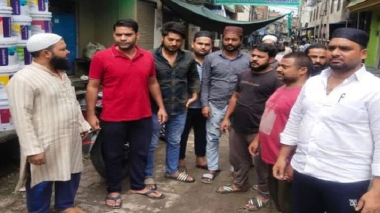 मेरठ में विधायक और महापौर के लापता होने के लगे पोस्टर, वोट लेने के बाद नहीं आ रहा कोई नजर, जानें पूरा मामला मेरठ में विधायक और महापौर के लापता होने के लगे पोस्टर, वोट लेने के बाद नहीं आ रहा कोई नजर, जानें पूरा मामला