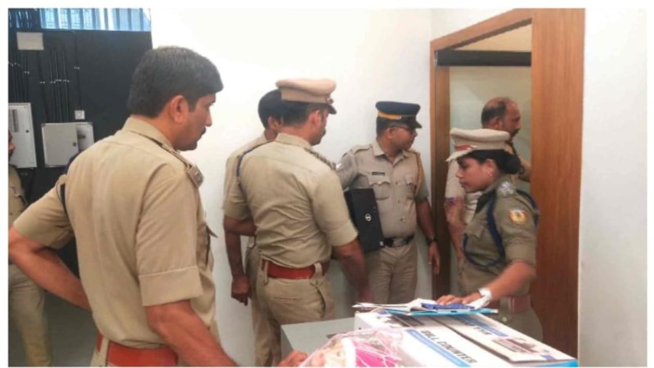 പോപ്പുലര് ഫ്രണ്ട് ബന്ധം, കണ്ണൂരില് വ്യാപാര സ്ഥാപനങ്ങളില് ഇന്നും റെയ്ഡ് പോപ്പുലര് ഫ്രണ്ട് ബന്ധം, കണ്ണൂരില് വ്യാപാര സ്ഥാപനങ്ങളില് ഇന്നും റെയ്ഡ്