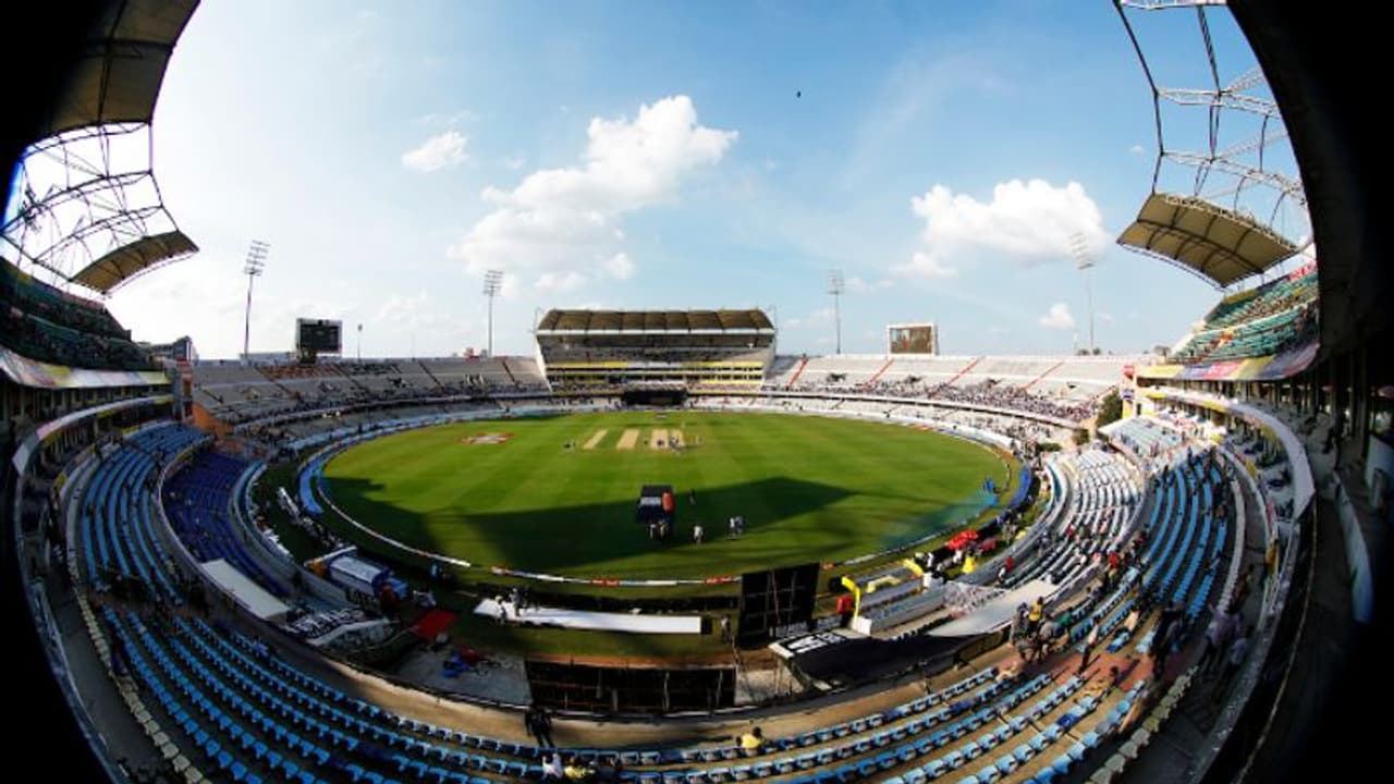 ജയിക്കുന്നവര്ക്ക് പരമ്പര; ഇന്ത്യ ഓസീസ് മൂന്നാം ടി20ക്ക് കളമൊരുങ്ങി; ടോസ് വീണു, ടീമുകളില് മാറ്റം ജയിക്കുന്നവര്ക്ക് പരമ്പര; ഇന്ത്യ ഓസീസ് മൂന്നാം ടി20ക്ക് കളമൊരുങ്ങി; ടോസ് വീണു, ടീമുകളില് മാറ്റം