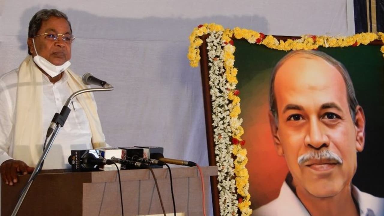 Chikkaballapur: ಜಾತಿಯಿಂದ ಯಾರೂ ದೊಡ್ಡವರಾಗಲು ಸಾಧ್ಯವಿಲ್ಲ: ಸಿದ್ದರಾಮಯ್ಯ Chikkaballapur: ಜಾತಿಯಿಂದ ಯಾರೂ ದೊಡ್ಡವರಾಗಲು ಸಾಧ್ಯವಿಲ್ಲ: ಸಿದ್ದರಾಮಯ್ಯ