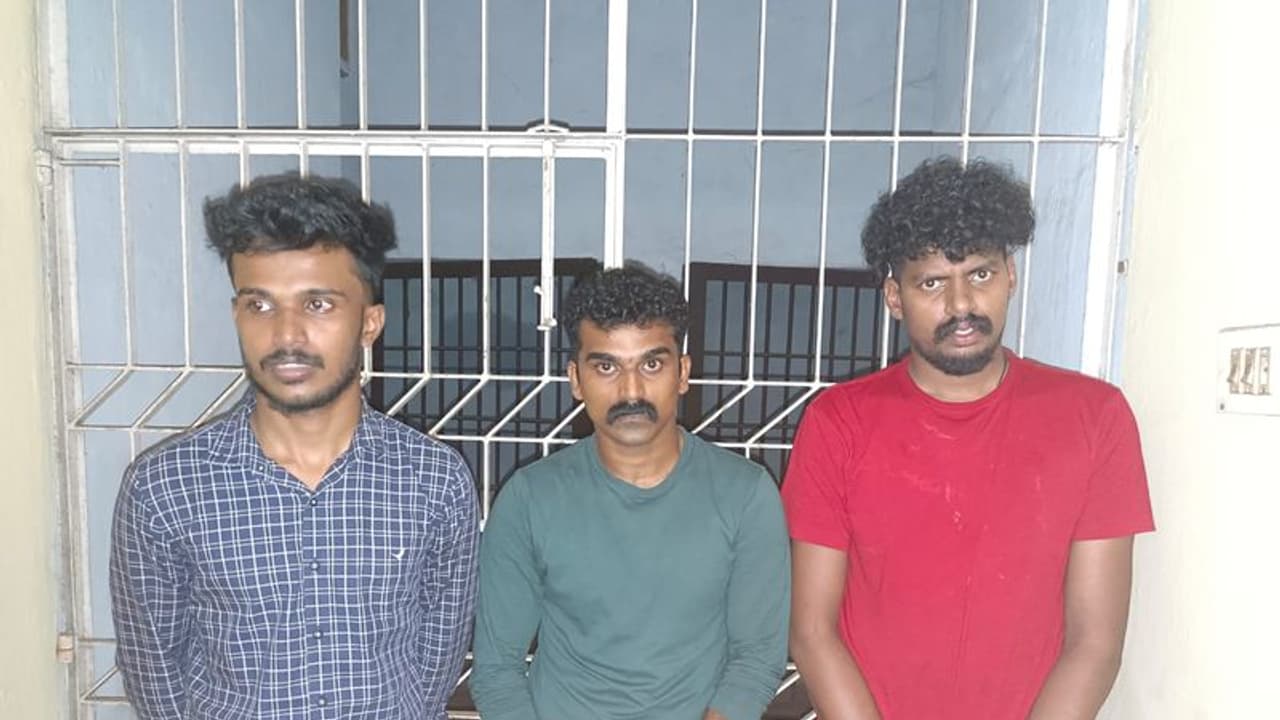 ജയിലില് നിന്ന് പുറത്തിറങ്ങിയതേ 'പണി' തുടങ്ങി; ആവശ്യക്കാര്ക്ക് ത്രാസില് തൂക്കി കവറിൽ കഞ്ചാവ് നൽകും, അറസ്റ്റ് ജയിലില് നിന്ന് പുറത്തിറങ്ങിയതേ 'പണി' തുടങ്ങി; ആവശ്യക്കാര്ക്ക് ത്രാസില് തൂക്കി കവറിൽ കഞ്ചാവ് നൽകും, അറസ്റ്റ്