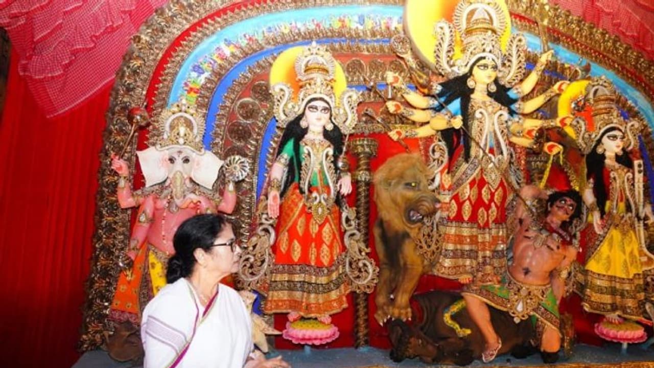 মহালয়ার দিনে ২৫৩টি পুজোর উদ্বোধন করলেন মুখ্যমন্ত্রী, কলকাতার সঙ্গে জেলার পুজোতেও ছাপ ফেললেন মমতা মহালয়ার দিনে ২৫৩টি পুজোর উদ্বোধন করলেন মুখ্যমন্ত্রী, কলকাতার সঙ্গে জেলার পুজোতেও ছাপ ফেললেন মমতা