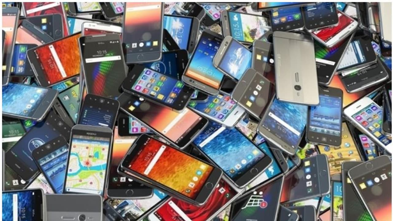  മൊബൈല്‍ കടയുടെ വാതില്‍ തകര്‍ത്ത് മോഷണം; 40 ഫോണുകള്‍ തട്ടിയെടുത്തു രണ്ട് പ്രതികള്‍ക്ക് ജയില്‍ ശിക്ഷയും പിഴയും