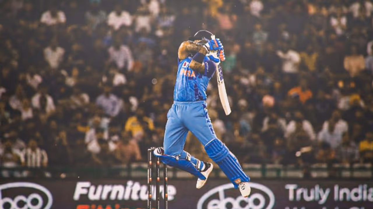 'അയാളുടെ ഷോട്ടുകള്ക്ക് പേരിടാന് കുടുങ്ങി ഐസിസി'; സൂര്യകുമാര് യാദവ് എട്ടാം മഹാത്ഭുതമെന്ന് ആരാധകര് 'അയാളുടെ ഷോട്ടുകള്ക്ക് പേരിടാന് കുടുങ്ങി ഐസിസി'; സൂര്യകുമാര് യാദവ് എട്ടാം മഹാത്ഭുതമെന്ന് ആരാധകര്