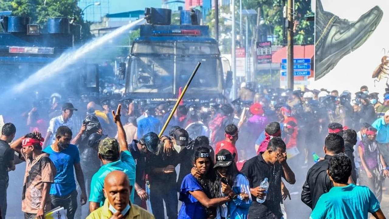 கண்ணீர் புகை குண்டுகளை வீசிய போலீசார்… போராட்டக்காரர்களை கலைக்க அதிரடி நடவடிக்கை!!