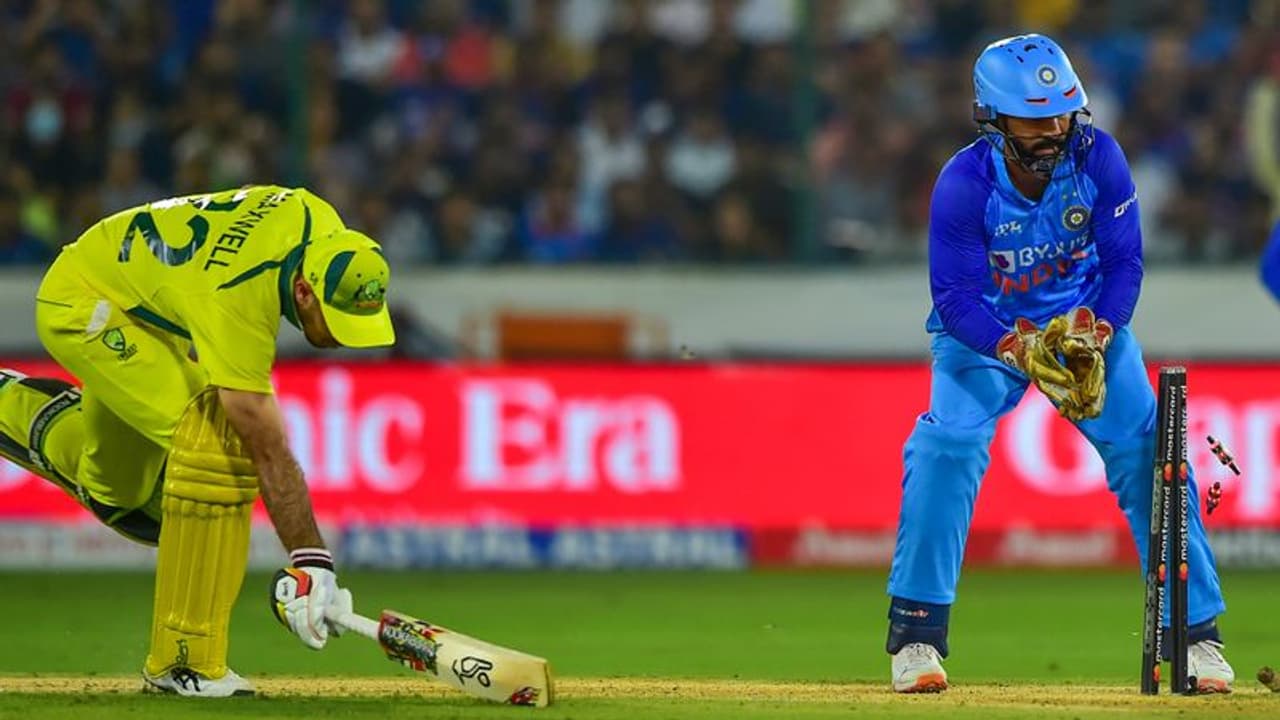 इंडिया V/S ऑस्ट्रेलिया: मैच में कई बार हुआ वार पलटवार, कैप्टन ने गला पकड़ने की जगह चूमा माथा, जानें क्यों... इंडिया V/S ऑस्ट्रेलिया: मैच में कई बार हुआ वार पलटवार, कैप्टन ने गला पकड़ने की जगह चूमा माथा, जानें क्यों...