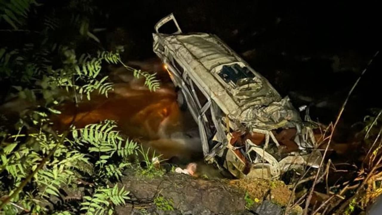 हिमाचल के कुल्लू में टेम्पो के खाई में गिरने से 7 पर्यटकों की मौत, Facebook Live के जरिये MLA ने दी जानकारी हिमाचल के कुल्लू में टेम्पो के खाई में गिरने से 7 पर्यटकों की मौत, Facebook Live के जरिये MLA ने दी जानकारी